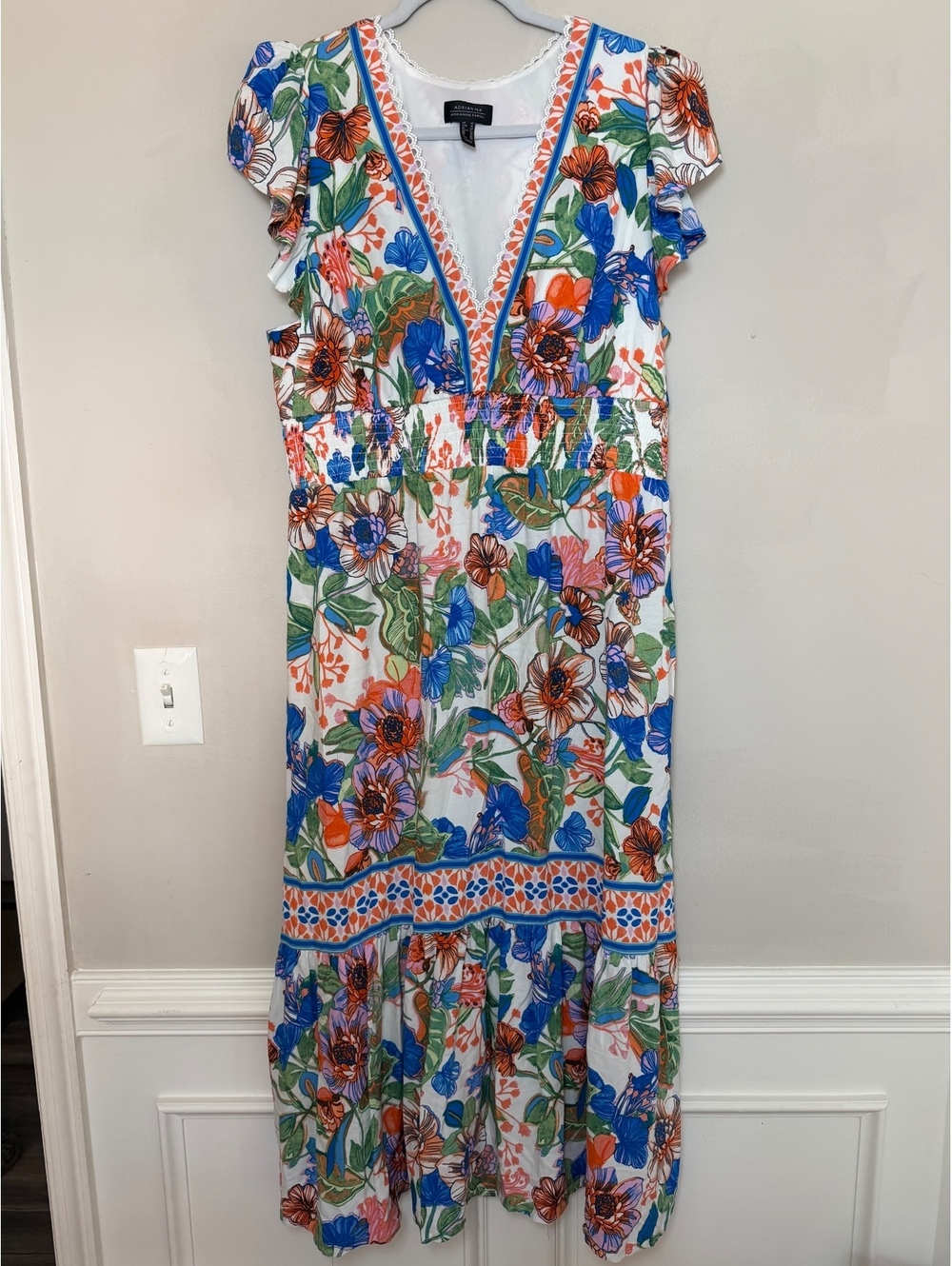 Adrianna Papell Floral Print Midi Dress with V-Neck and Flutter Sleeves. Size 16